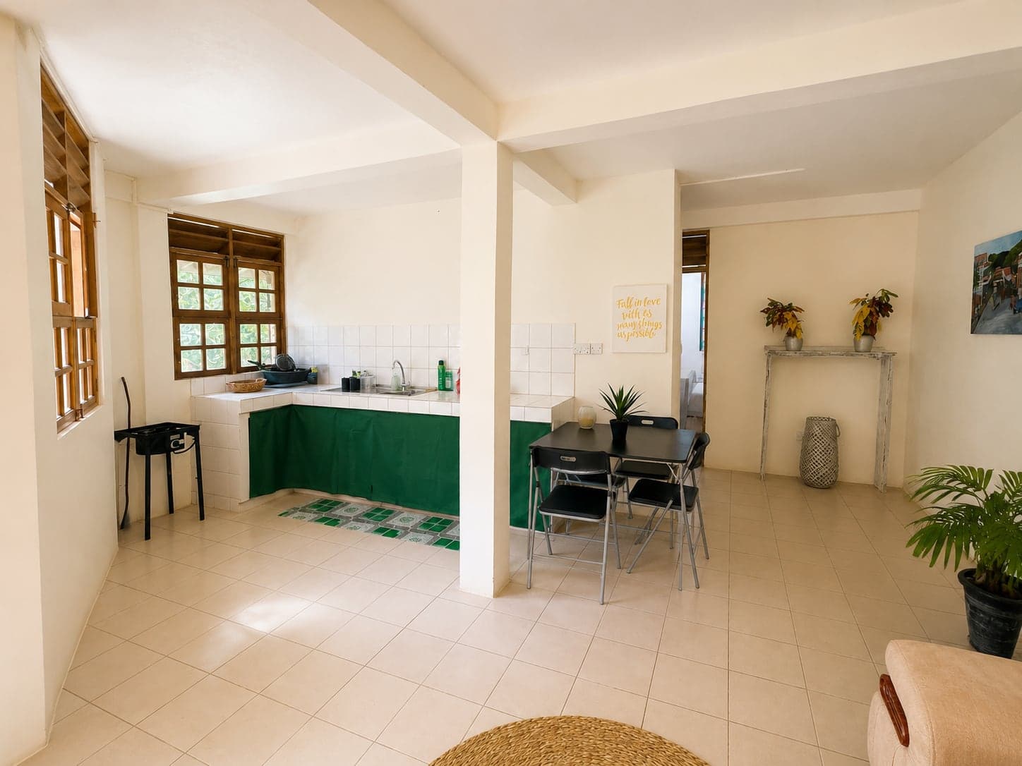 The kitchen, open onto the dining corner